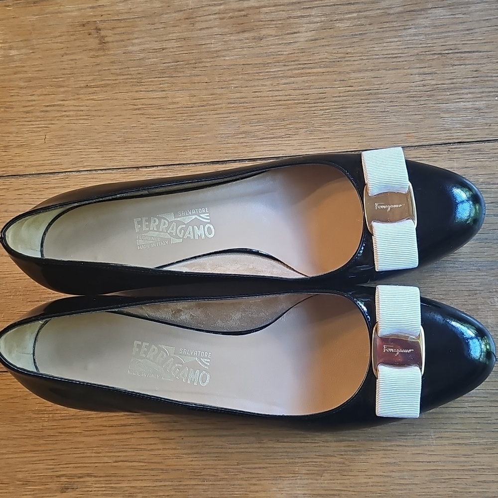 Salvatore Ferragamo Ebony & Ivory Trimmed Low Heeled Pumps Size 9.5, B width - Picture 9 of 13